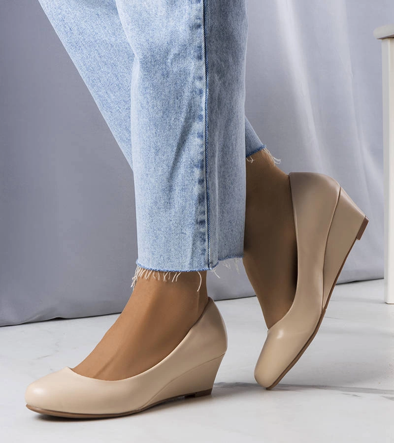 Kremowe czółenka na koturnie zamszowe