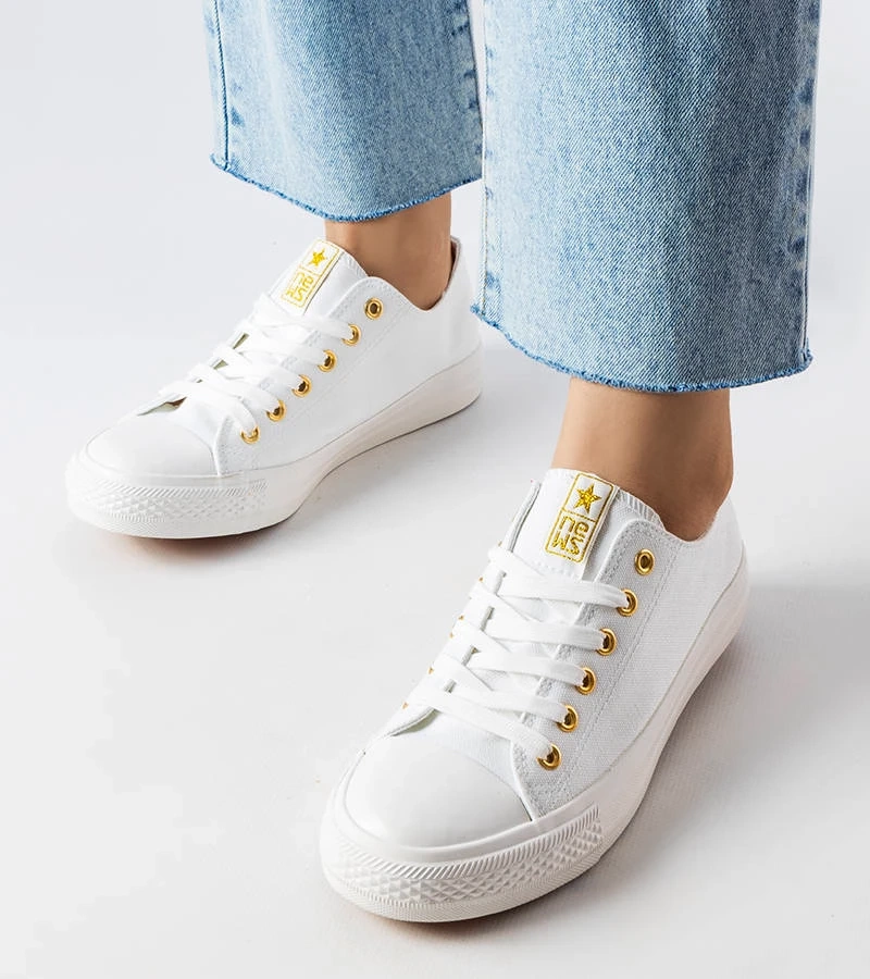 Białe materiałowe trampki