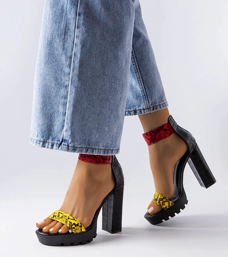 Hers Żółte sandały na słupku z wężowym printem