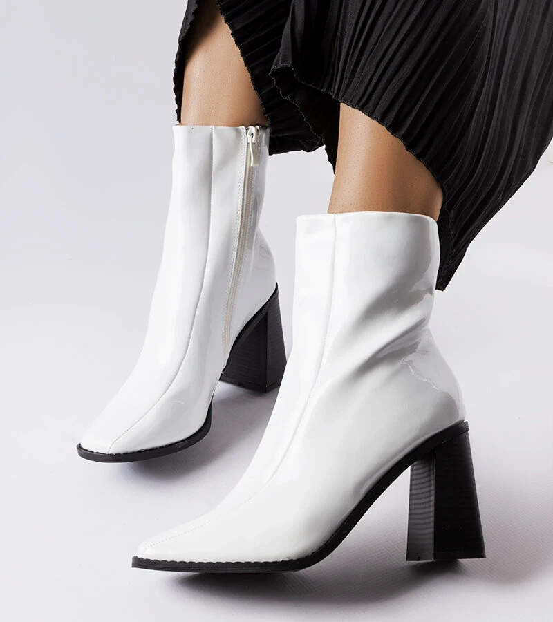 Białe lakierowane botki z kwadratowym noskiem