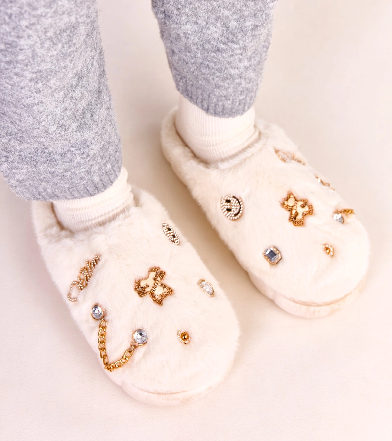 Hers Białe zabudowane kapcie z ozdobami