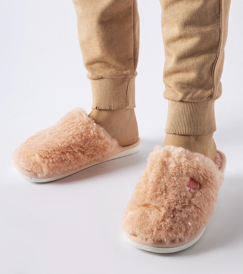 Różowe ciepłe kapcie z naszywką