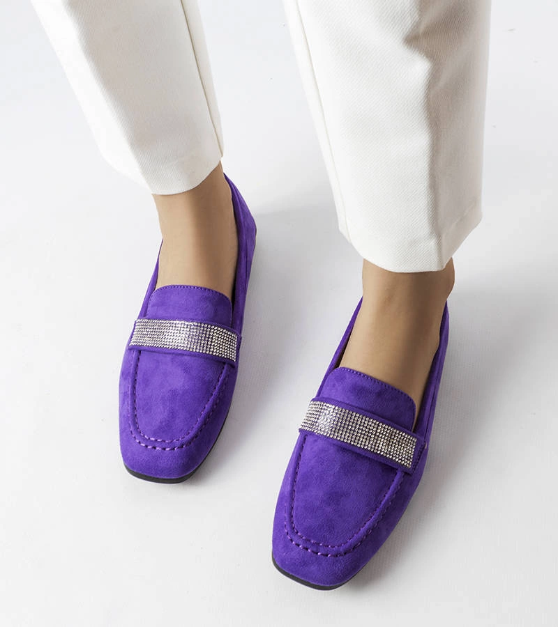 Fioletowe mokasyny zdobione cyrkoniami
