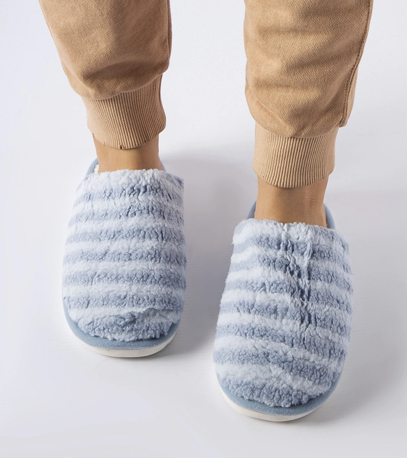 Niebieskie ciepłe kapcie w paski