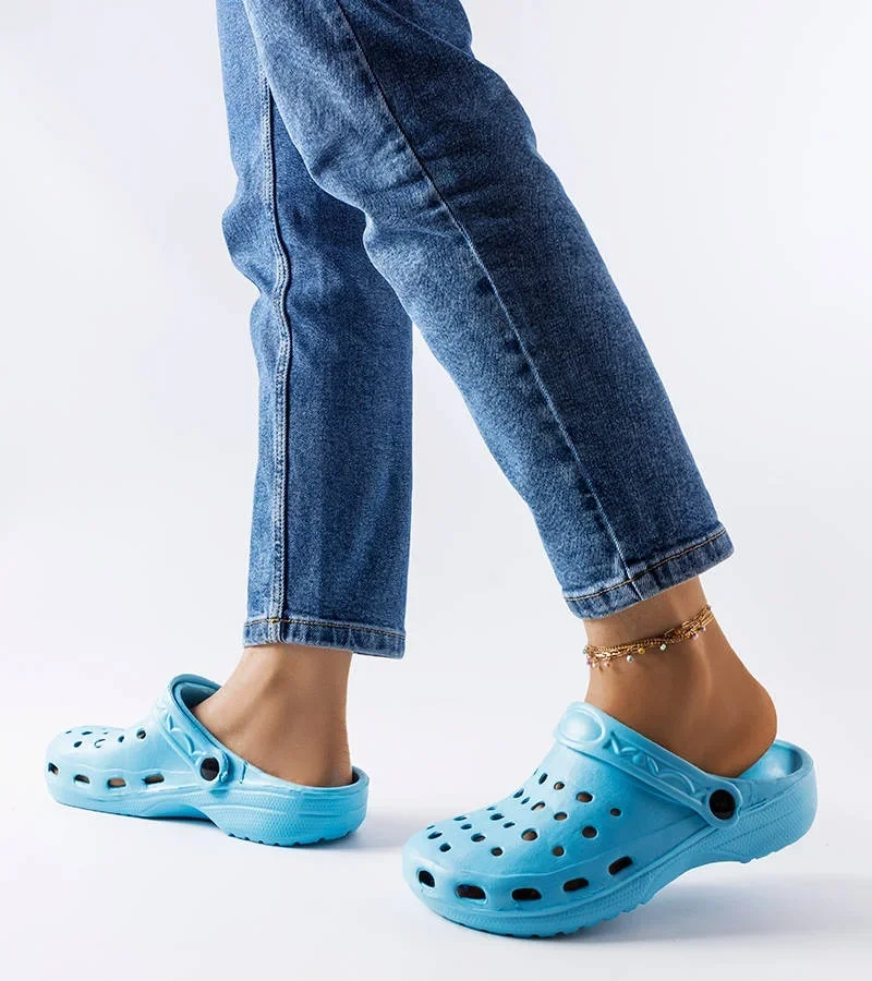 Niebieskie piankowe klapki z zakrytym noskiem