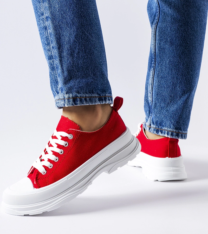 Czarne trampki na sportowej podeszwie