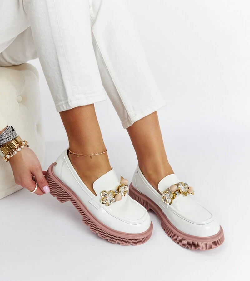 Białe skórzane mokasyny lakierowane GOE NN2N4201