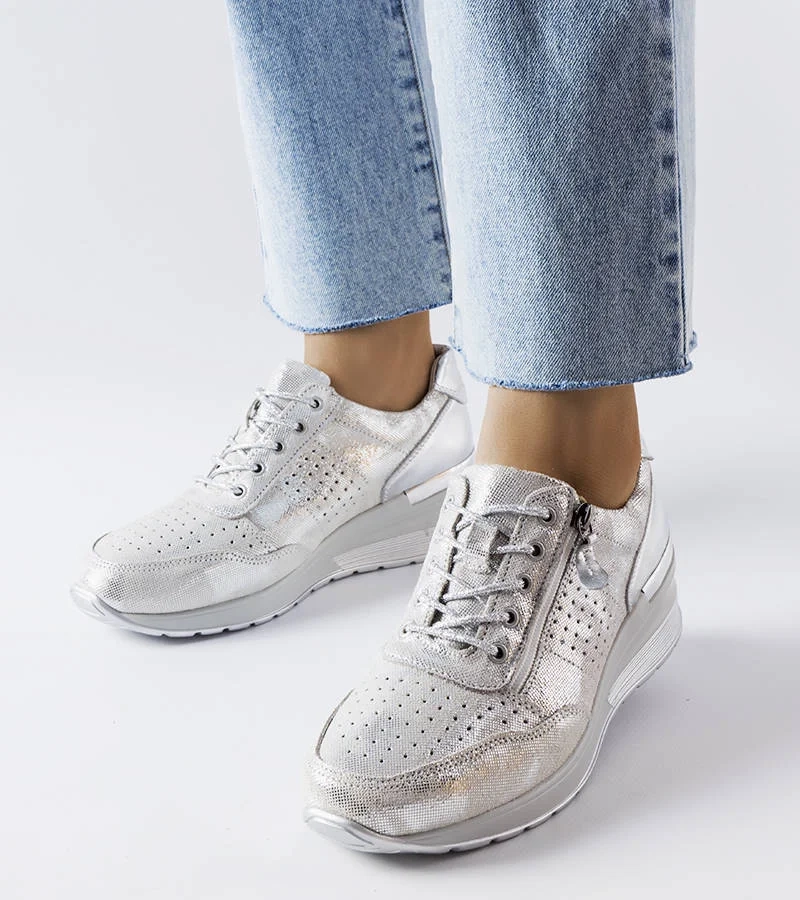 Skórzane srebrne sneakersy zdobione perforacją