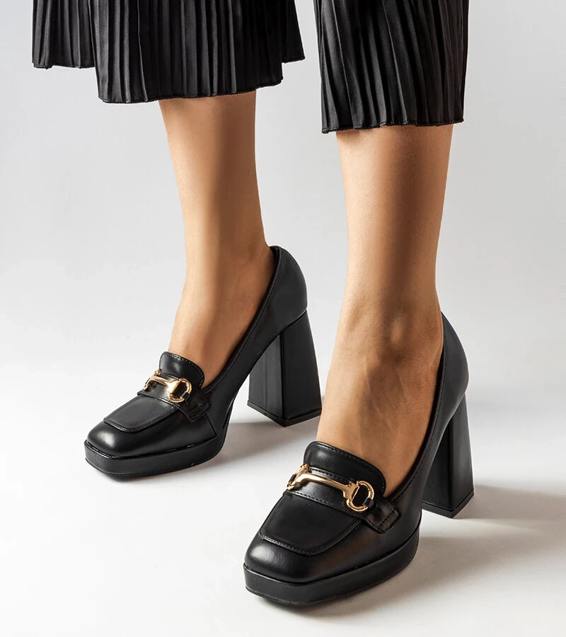 Czarne czółenka na geometrycznym słupku