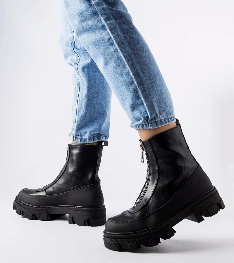 Czarne masywne botki zdobione suwakiem