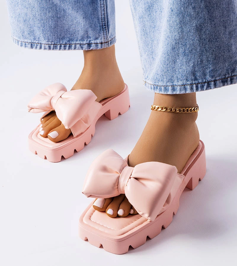 Różowe klapki zdobione kokardą na masywnej podeszwie