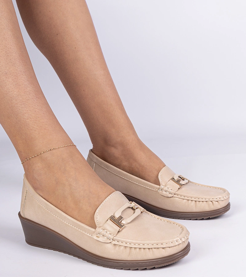 Hers Beżowe mokasyny damskie na koturnie z ekoskóry