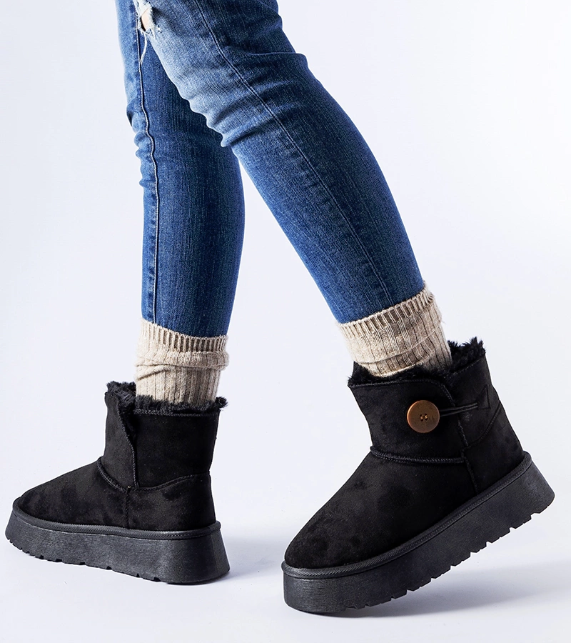 Czarne ocieplane śniegowce z guzikiem