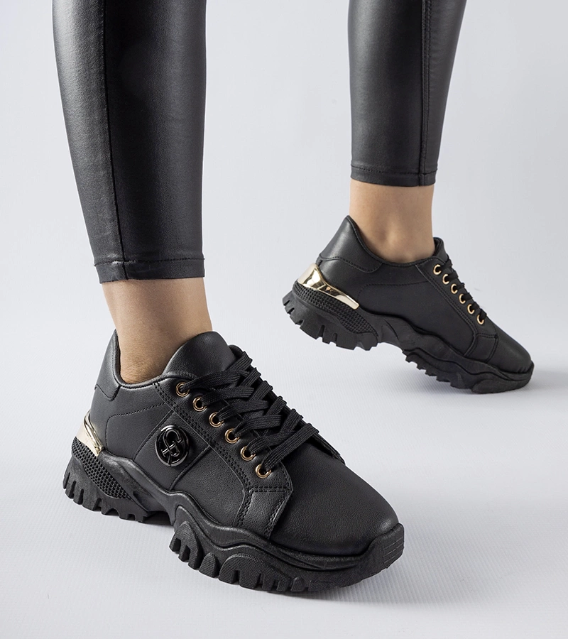 Czarne sneakersy na masywnej podeszwie