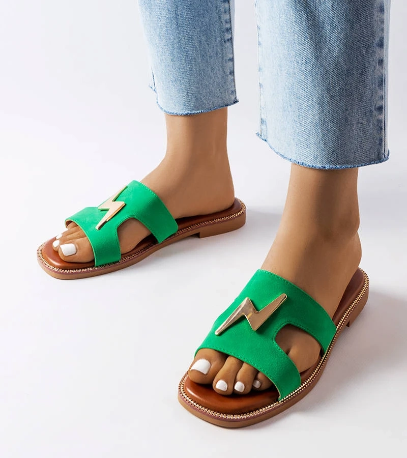 Zielone klapki zdobione blaszką