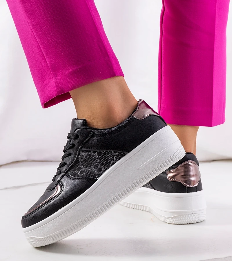 Czarne sneakersy na platformie