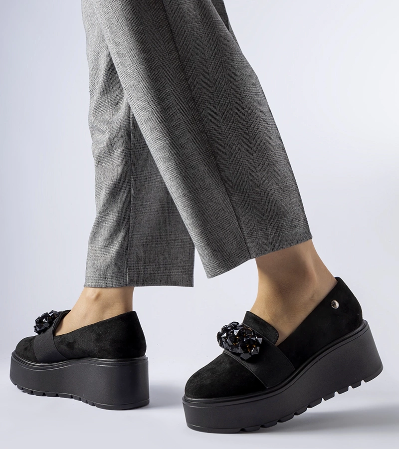 Czarne zdobione półbuty na platformie