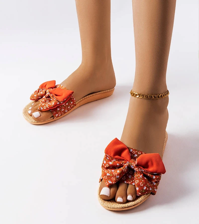 Czerwone klapki zdobione kokardką