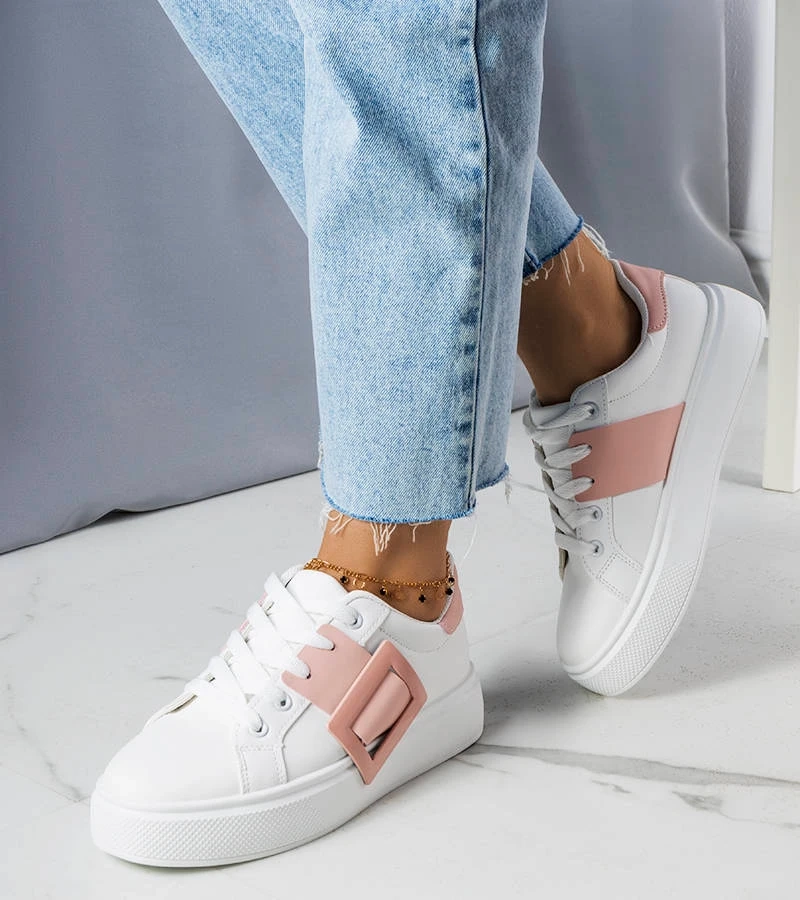 Białe sneakersy zdobione różową klamerką