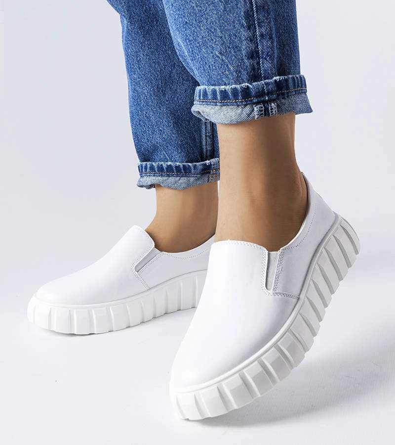 Półbuty białe ze skórzana wkładką na masywnej podeszwie