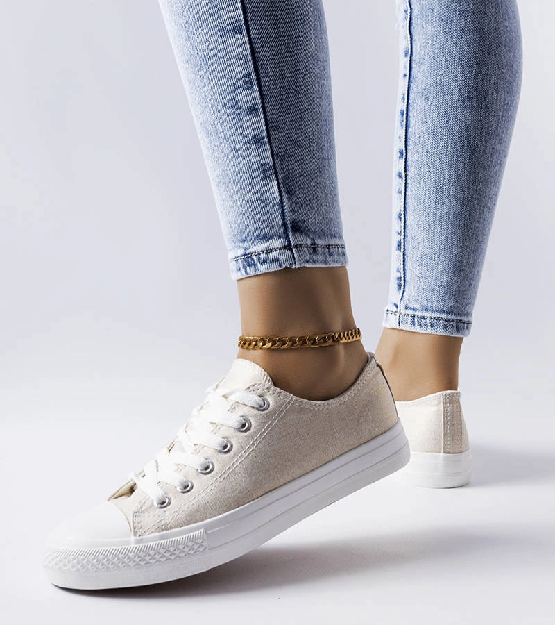 Białe trampki o błyszczącym wykończeniu