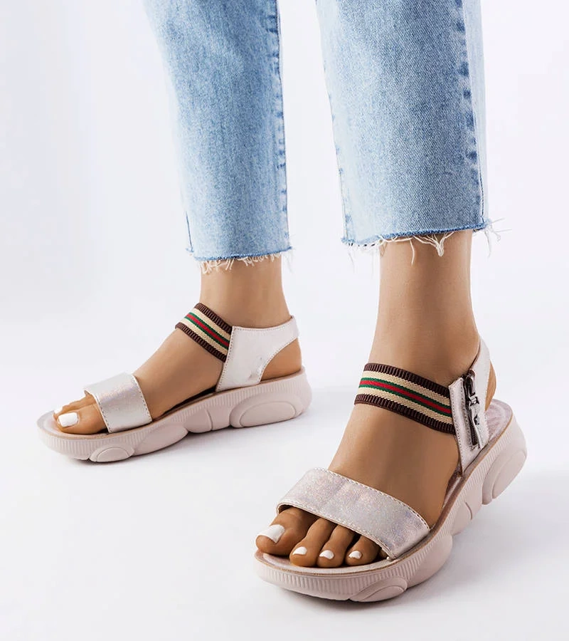 Beżowe błyszczące sandały