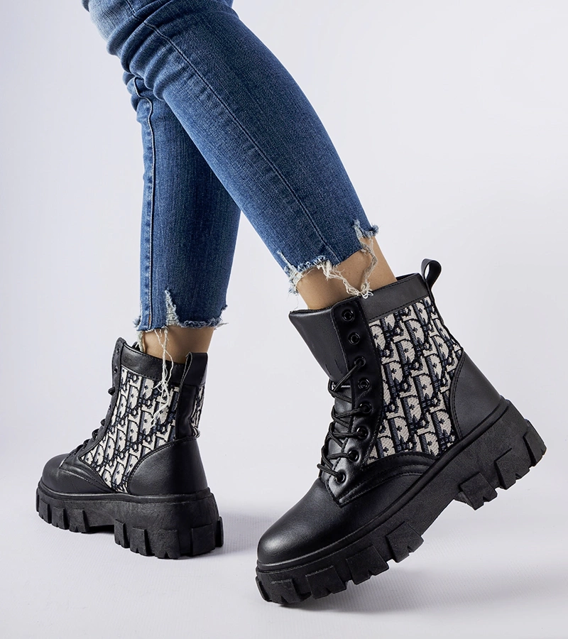 Czarne botki z ozdobnymi napisami