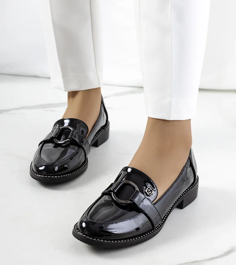 Czarne lakierowane półbuty