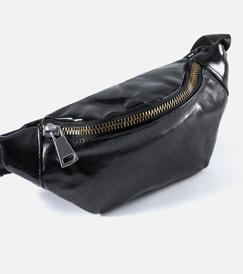 Czarna lakierowana saszetka