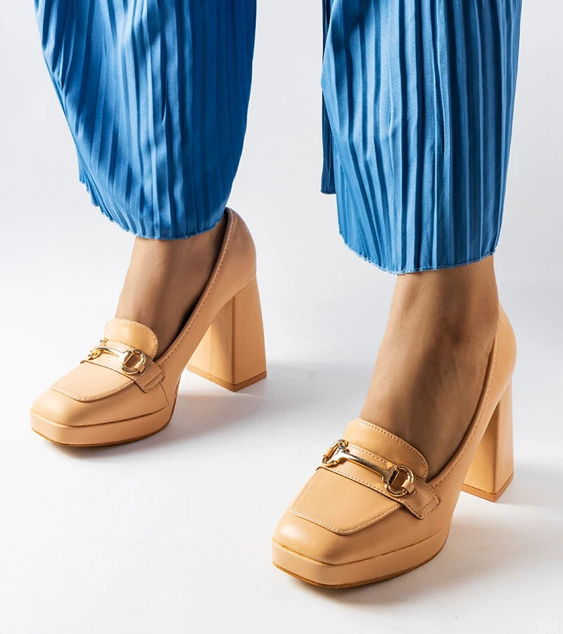 Beżowe czółenka na geometrycznym słupku