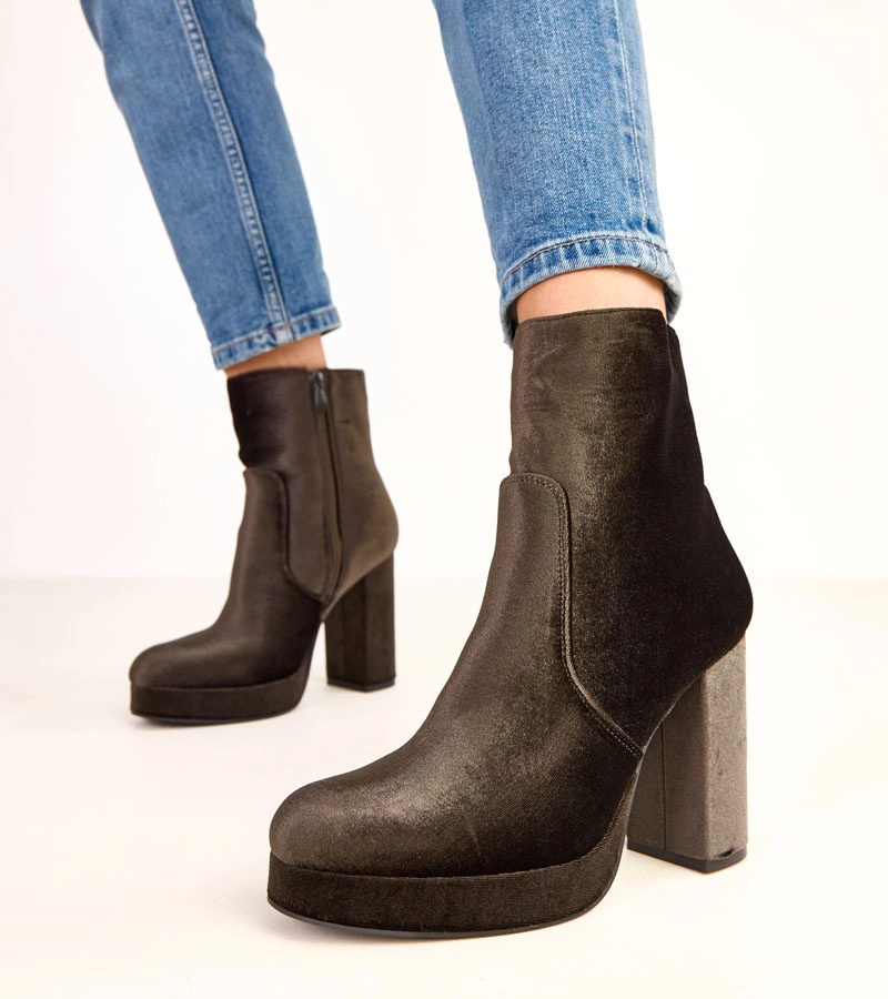 Hers Zielone botki na słupku z połyskiem