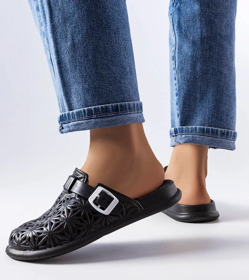 Czarne gumowe klapki z ażurową cholewką