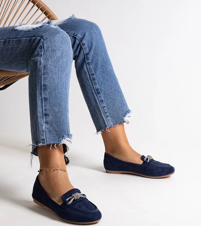 Granatowe mokasyny z błyszczącą ozdobą