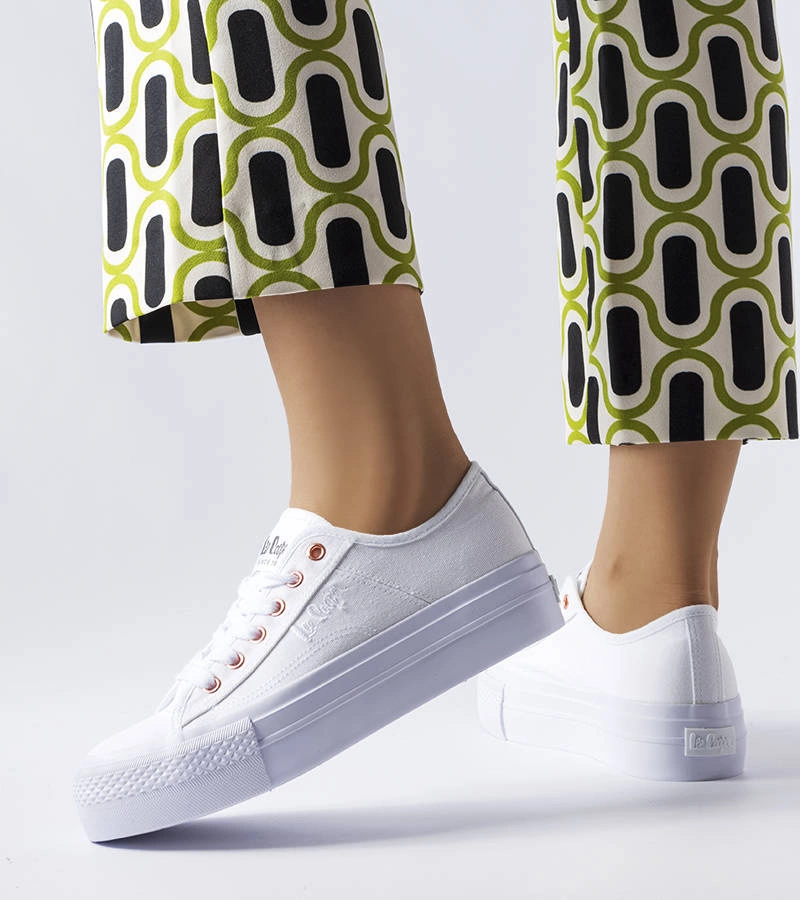 Białe materiałowe trampki Lee Cooper LCW-22-31-0890L