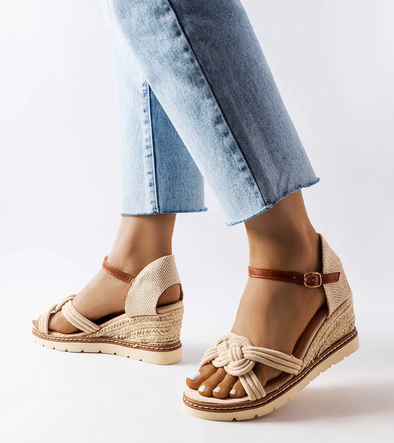 Beżowe klapki na koturnie