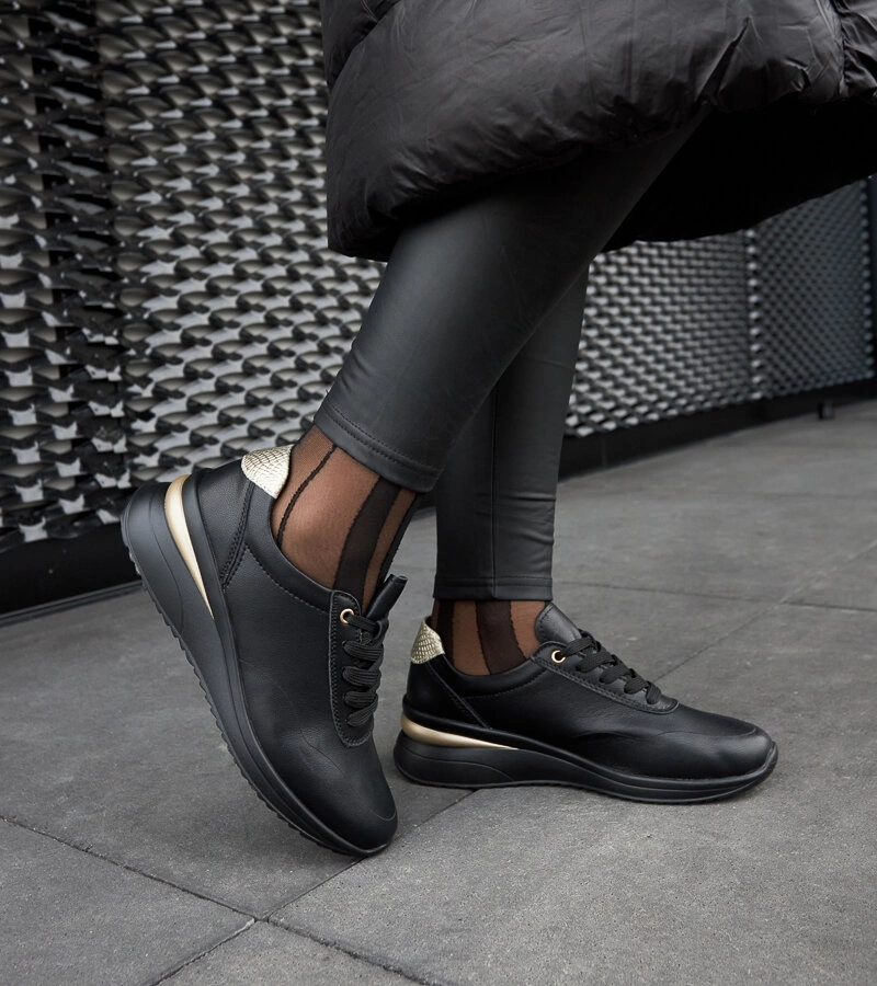 Czarne skórzane sneakersy na koturnie