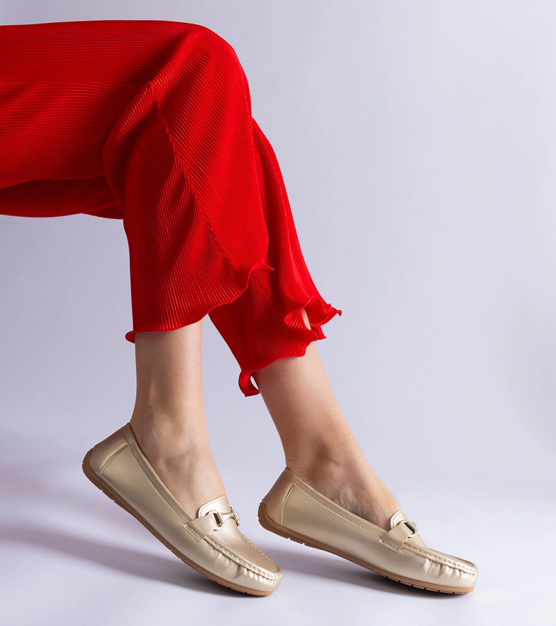 Złote klasyczne mokasyny z eko skóry