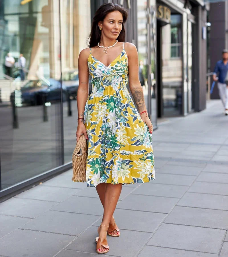 Granatowa sukienka mini w kwiaty na ramiączkach