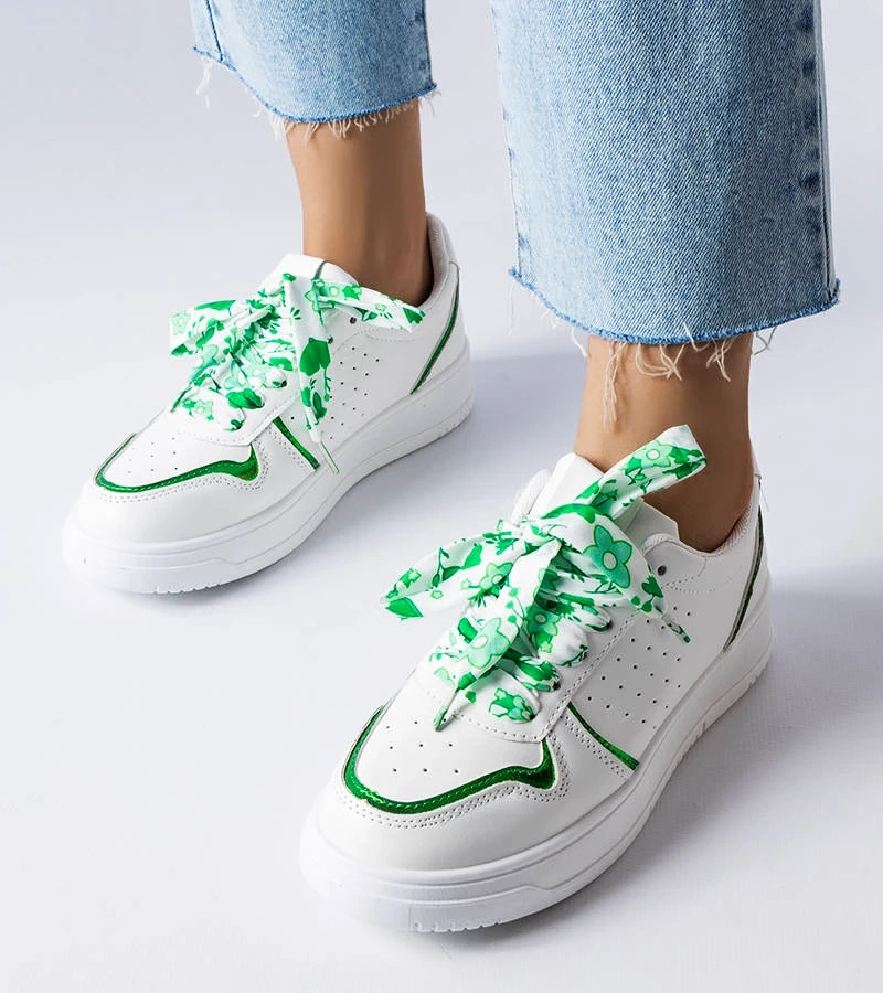 Białe sneakersy wiązane na wstązkę z zieloną lamówką