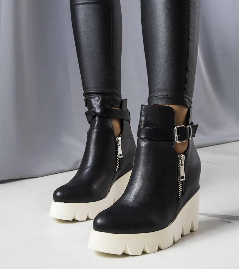 Czarne botki na koturnie z widocznym bieżnikiem