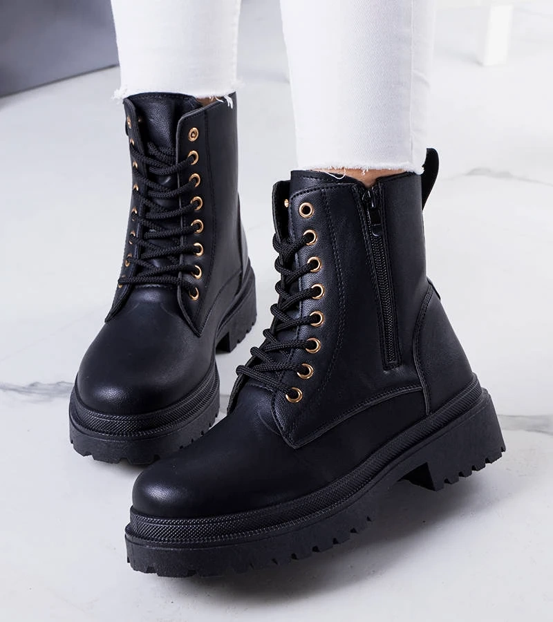 Czarne botki na masywnej podeszwie