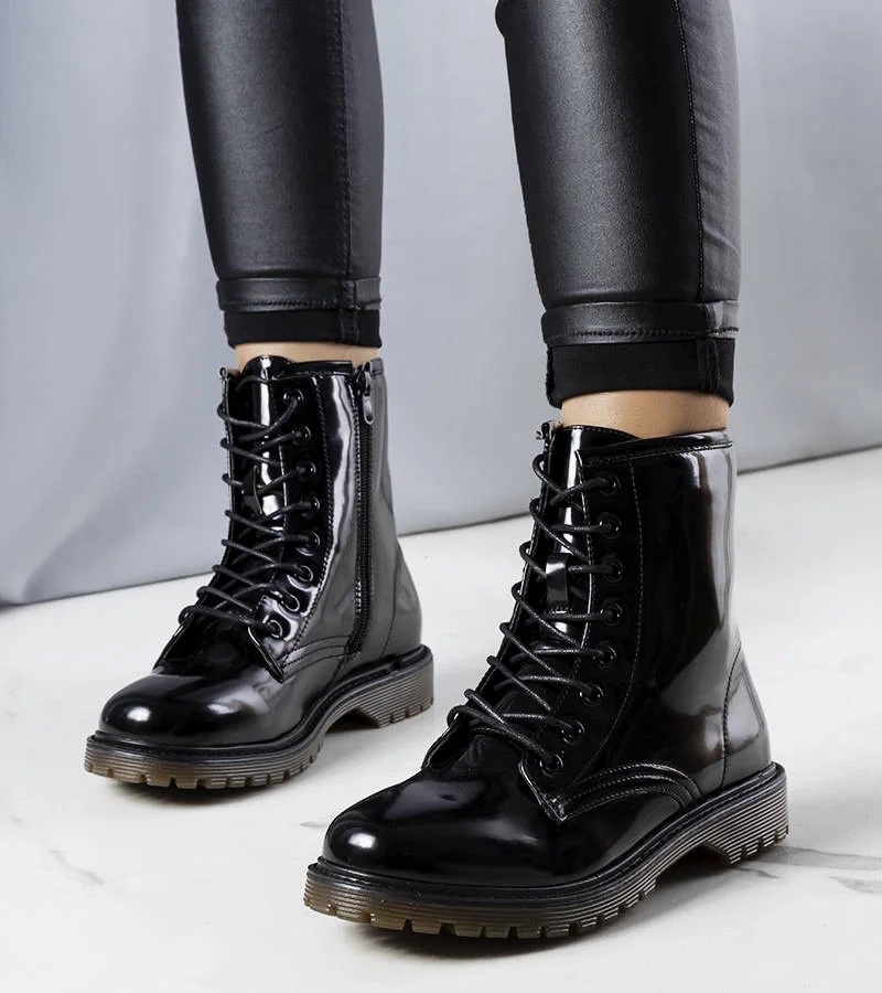 Czarne botki na gumowej podeszwie