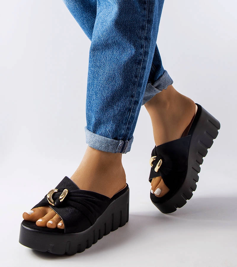 Czarne damskie klapki na koturnie