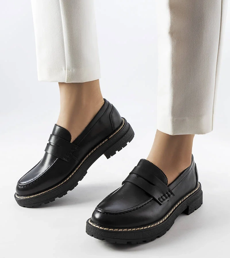 Czarne lakierowane mokasyny