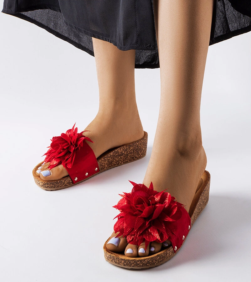 Czerwone klapki na koturnie zdobione perforacją