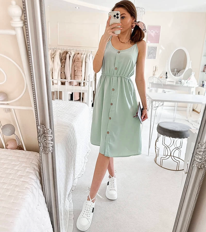Zielona sukienka z ozdobnymi guzikami