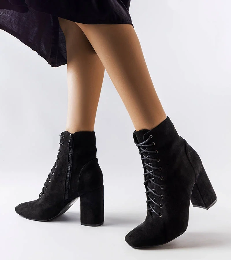 Czarne sznurowane botki na słupku