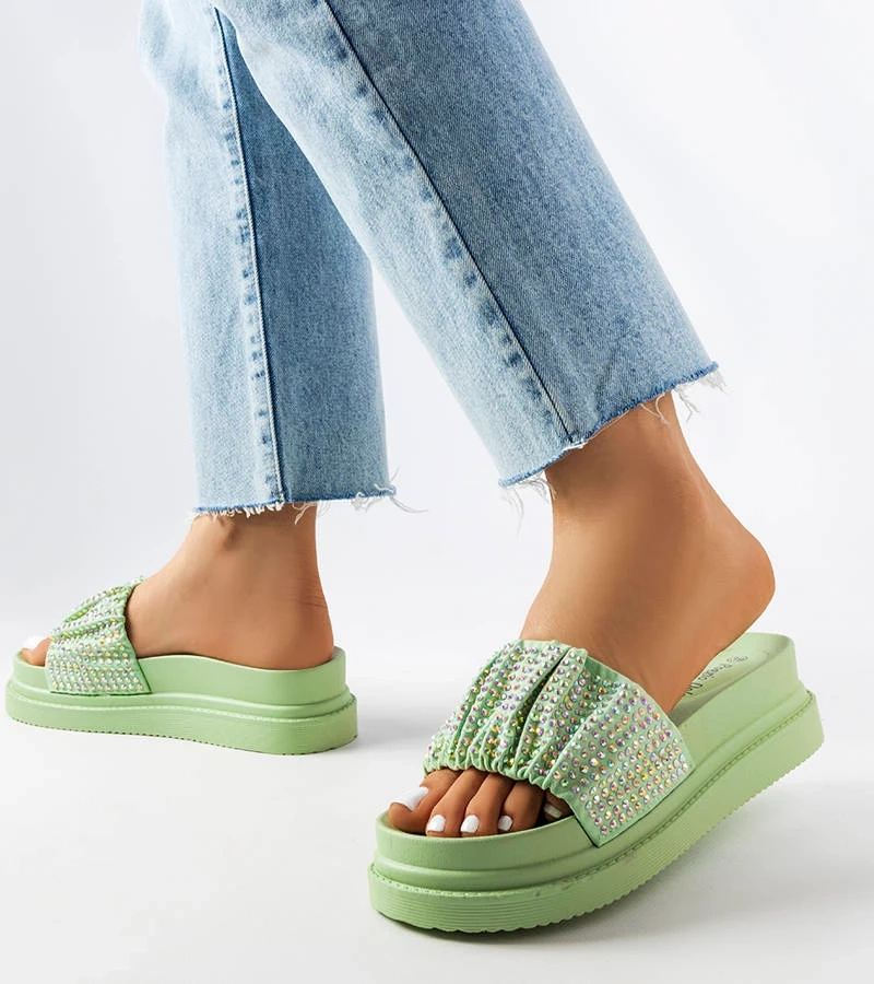 Zielone klapki na platformie z cyrkoniami