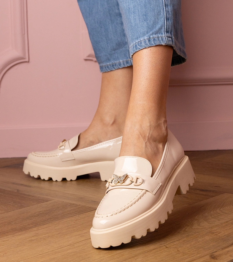 Hers Beżowe mokasyny lakierowane z cyrkoniowym motylkiem