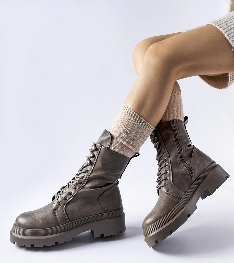 Szare płaskie trapery z protektorem